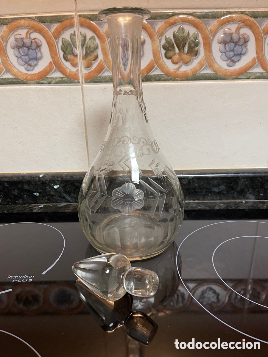 Botellas antiguas: Botella licorera labrada - Foto 1