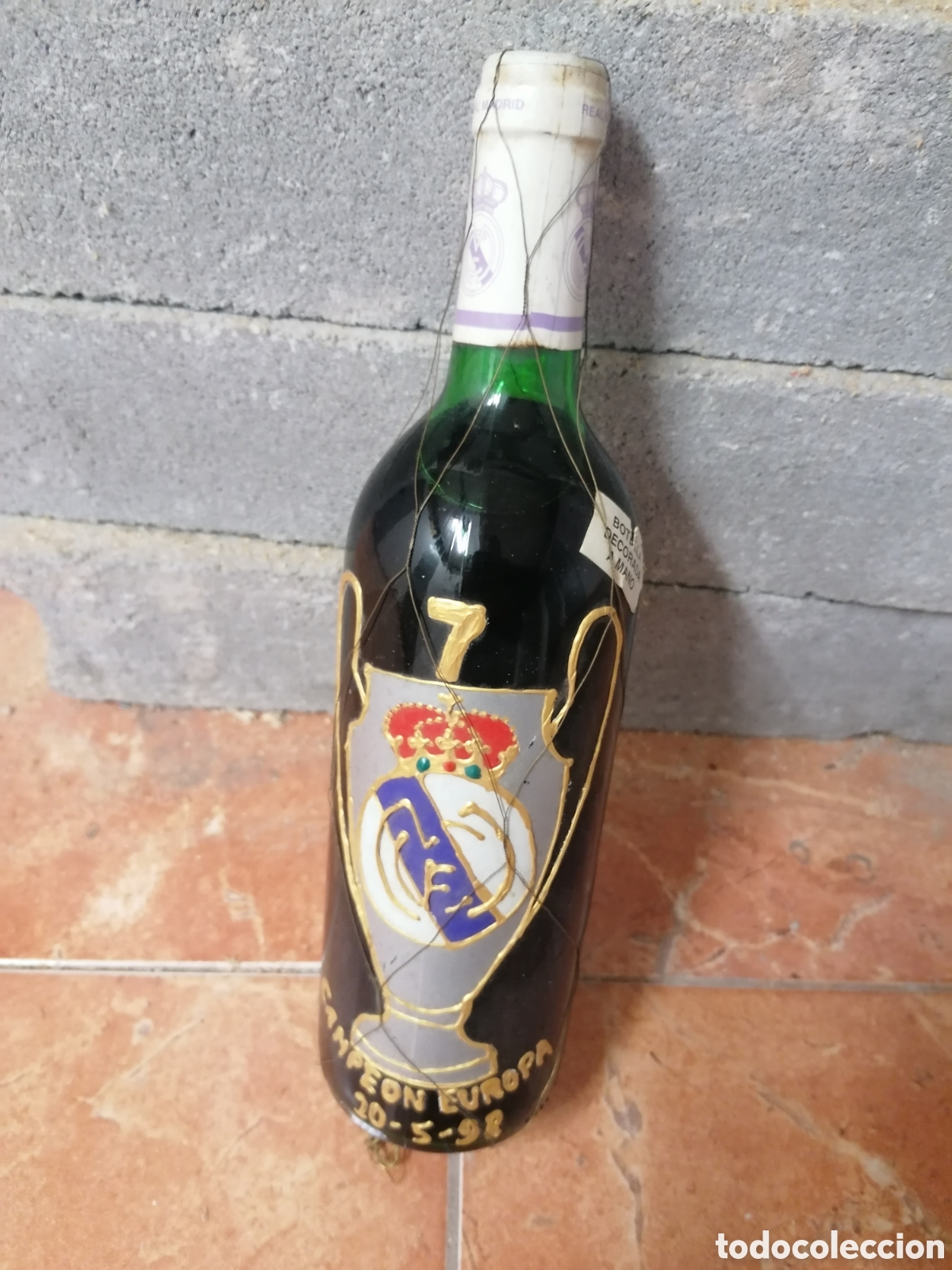 Botellas antiguas: Botella decorada real madrid - Foto 2