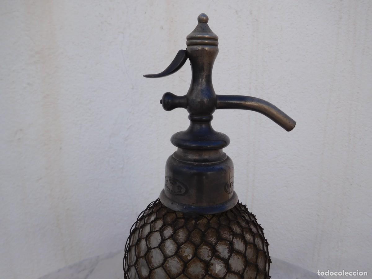 Botellas antiguas: Sif&oacute;n antiguo de cristal y malla - Foto 4