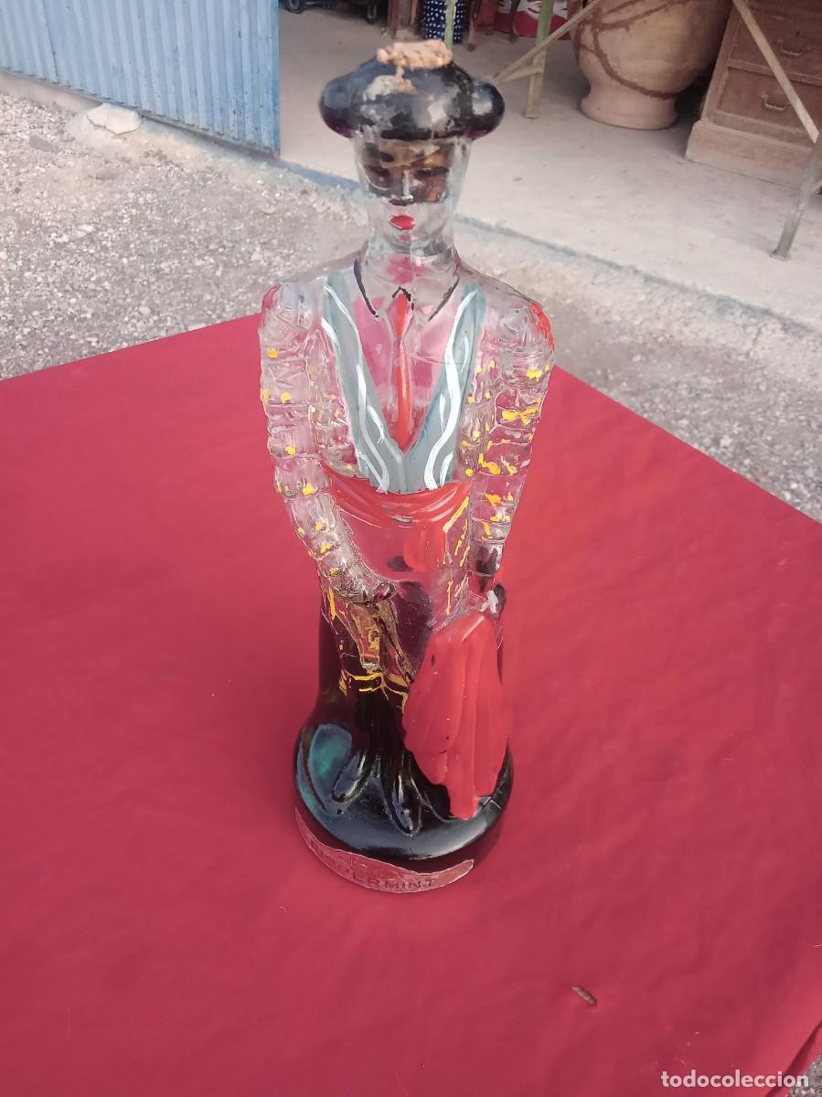 Botellas antiguas: BOTELLA PIPPERMINT EN FORMA DE TORERO - Foto 1