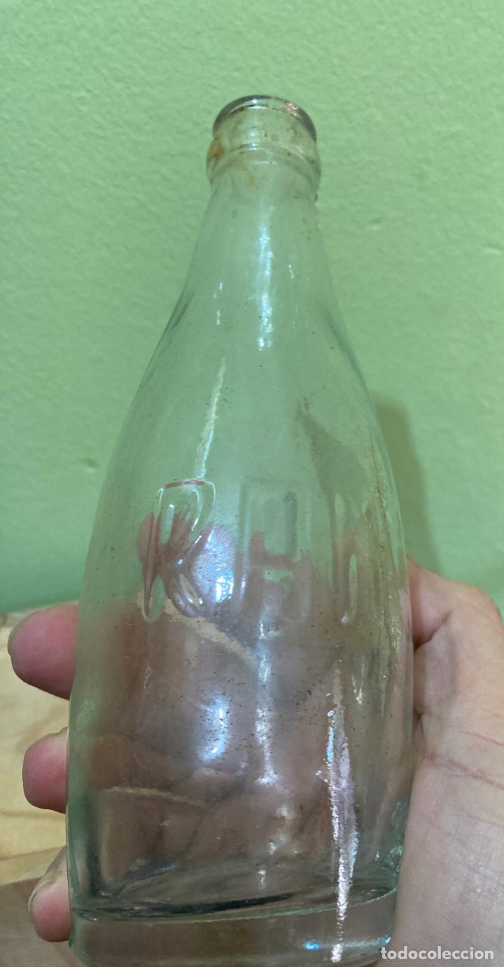 Botellas antiguas: DIFICIL BOTELLA RAM, LETRAS EN RELIEVE - Foto 2