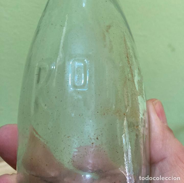 Botellas antiguas: DIFICIL BOTELLA RAM, LETRAS EN RELIEVE - Foto 3
