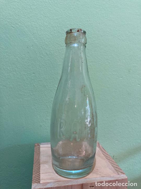 Botellas antiguas: DIFICIL BOTELLA RAM, LETRAS EN RELIEVE - Foto 1