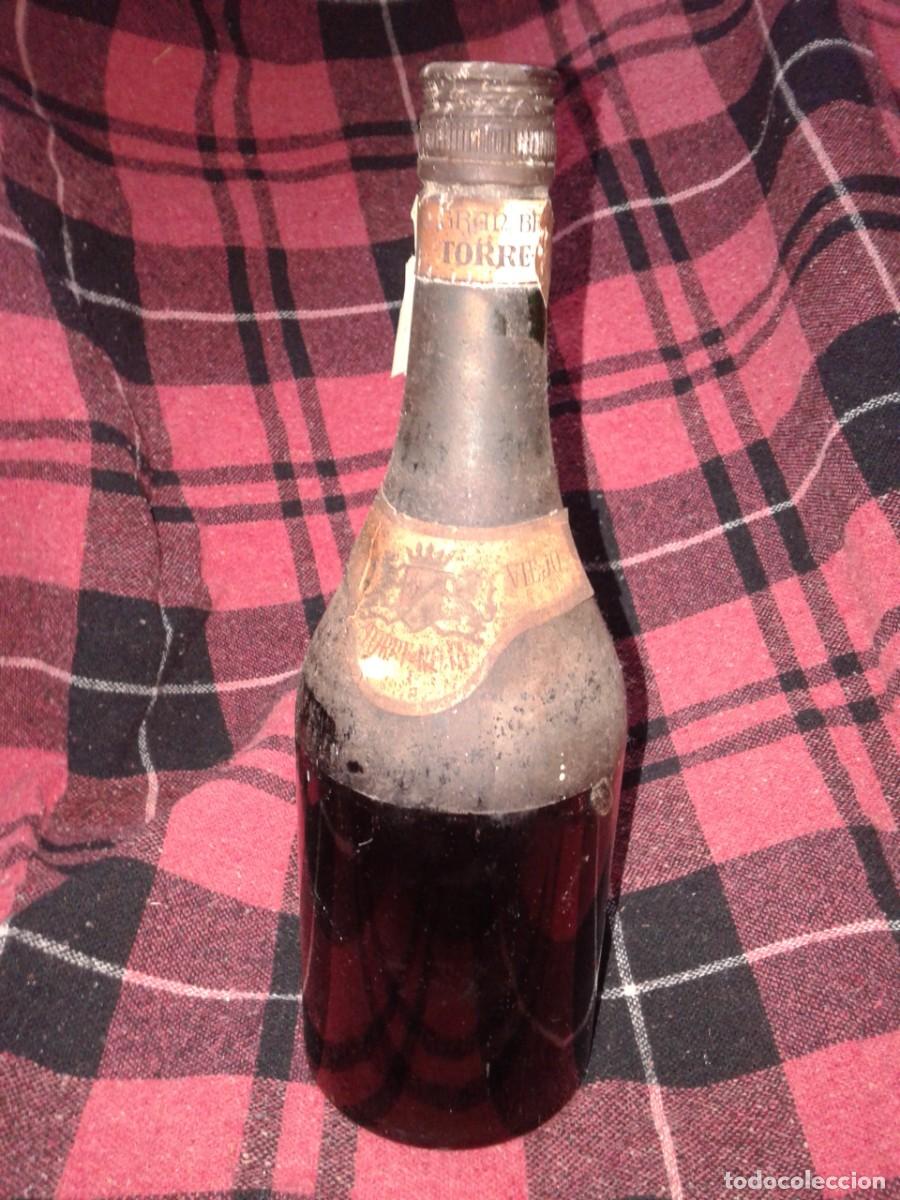 Botellas antiguas: ANTIGUA BOTELLA DE BRANDY TORRE-ROJA, Tr - Foto 1