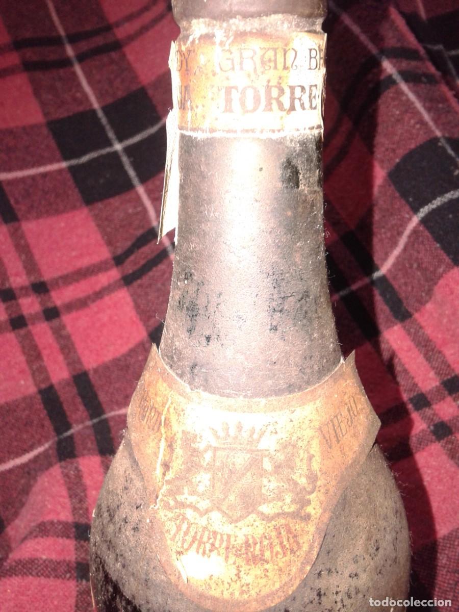 Botellas antiguas: ANTIGUA BOTELLA DE BRANDY TORRE-ROJA, Tr - Foto 2