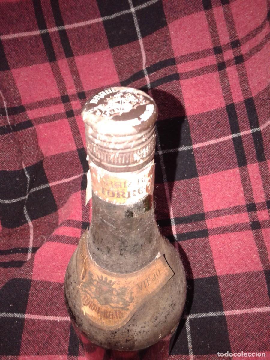 Botellas antiguas: ANTIGUA BOTELLA DE BRANDY TORRE-ROJA, Tr - Foto 3