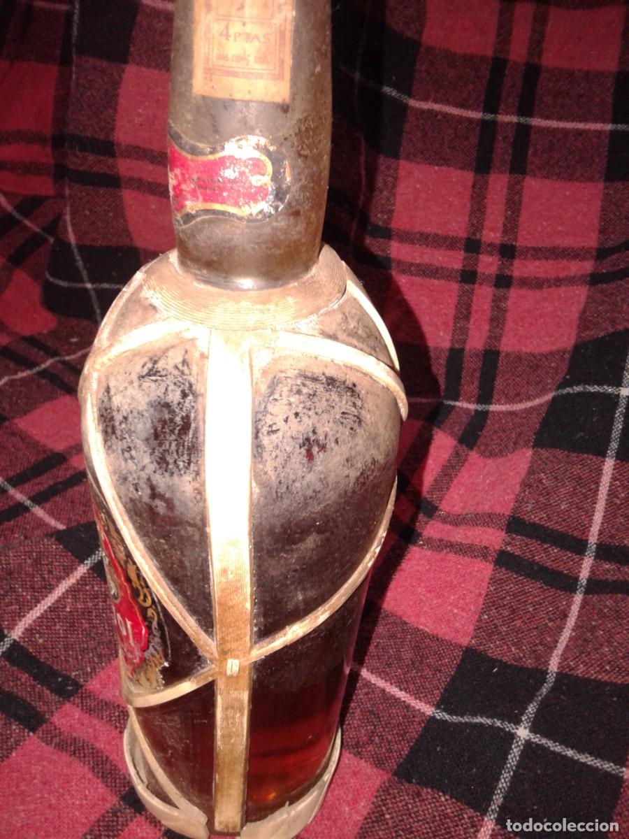 Botellas antiguas: Antigua botella de Ron Pujol, Tr - Foto 5