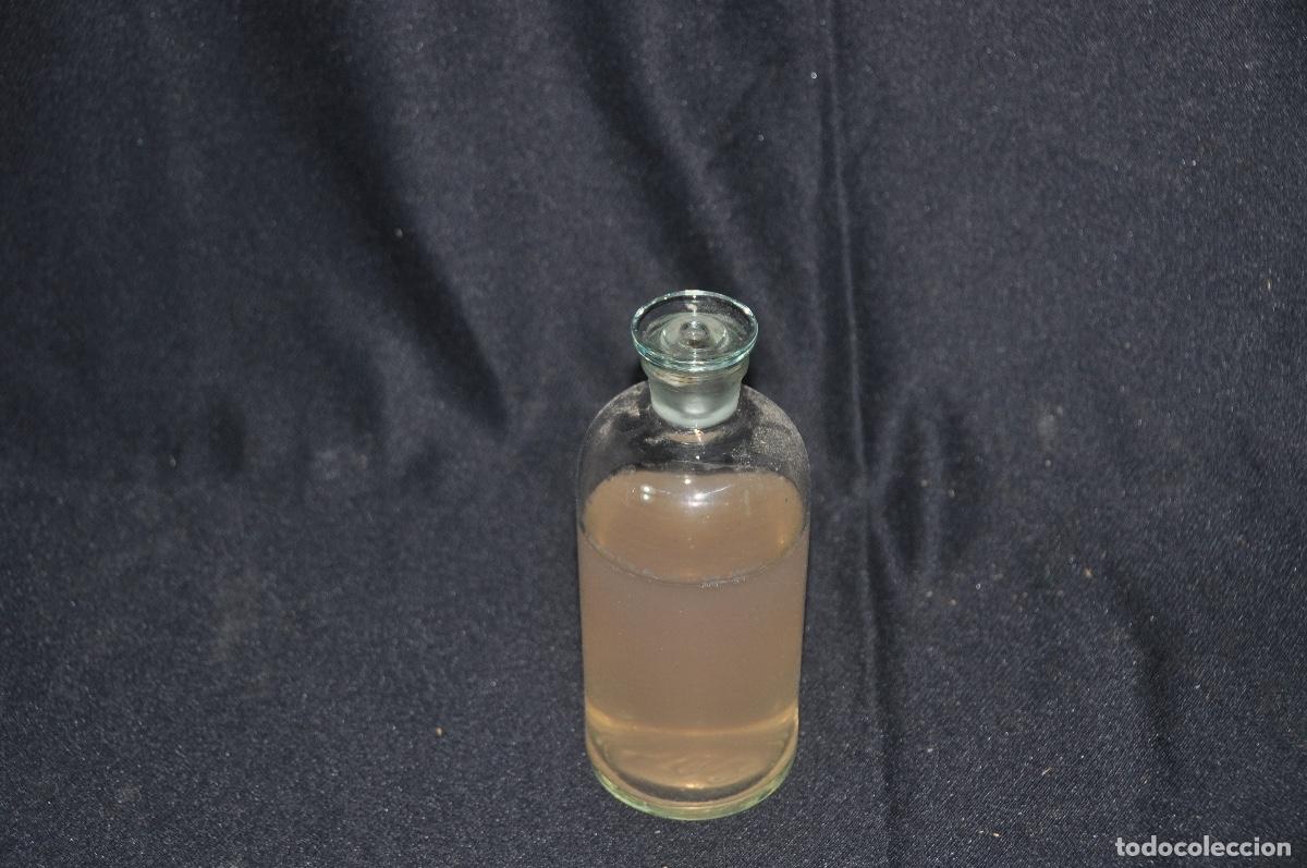 Botellas antiguas: Bote de farmacia con liquido en interior - Foto 1