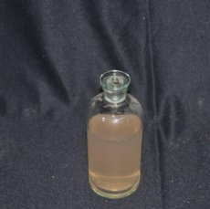 Botellas antiguas: BOTE DE FARMACIA CON LIQUIDO EN INTERIOR. Lote 401049754