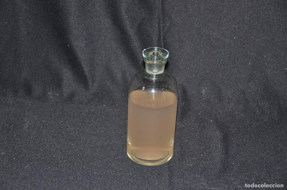 Botellas antiguas: Bote de farmacia con liquido en interior - Foto 2