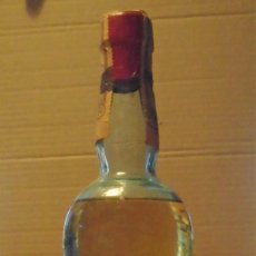 Botellas antiguas: ANTIGUA BOTELLA DE LICOR CHARTREUSE AMARILLO PRECINTADA CON TAPON DE CORCHO SIN DESPRENDERSE.. Lote 402652644