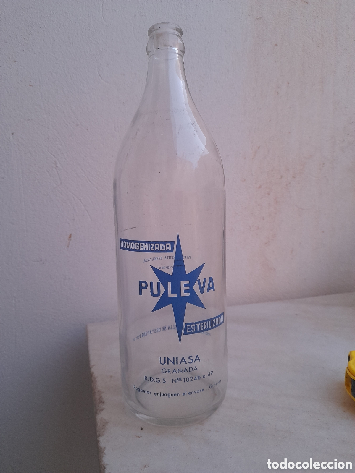 Botellas antiguas: Botella de leche Puleva Uniasa Granada - Foto 1