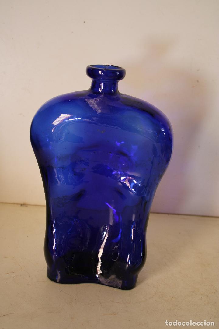 Botellas antiguas: botella de cristal azul - Foto 2