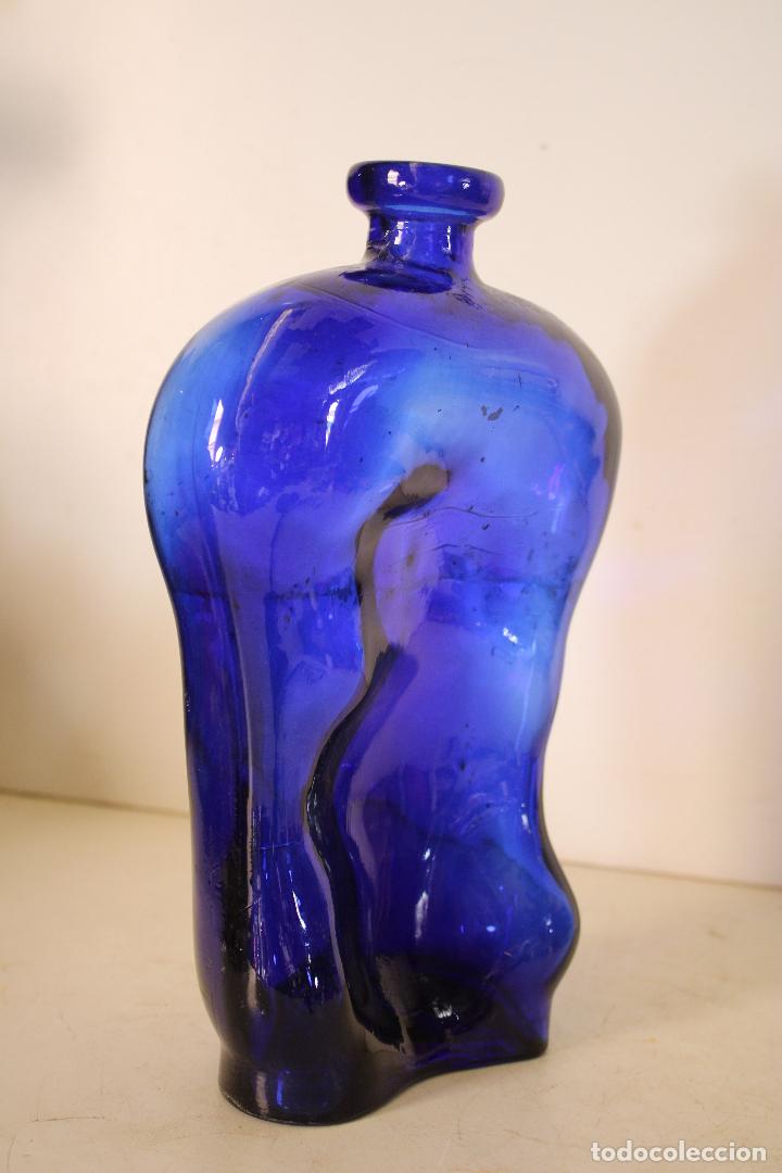 Botellas antiguas: botella de cristal azul - Foto 1