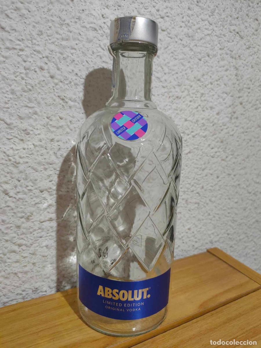 Botellas antiguas: Botella vac&iacute;a de vodka Absolut (edici&oacute;n limitada) - Foto 1