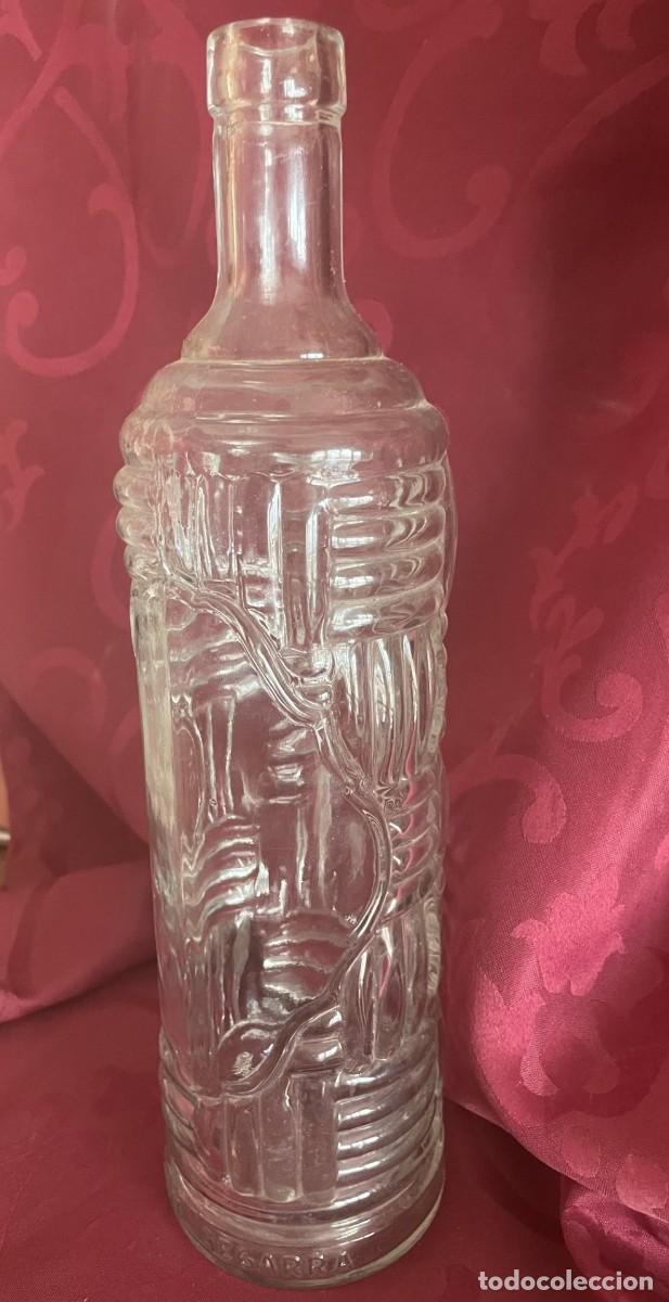 Botellas antiguas: Botella antigua an&iacute;s con relieve - Foto 1
