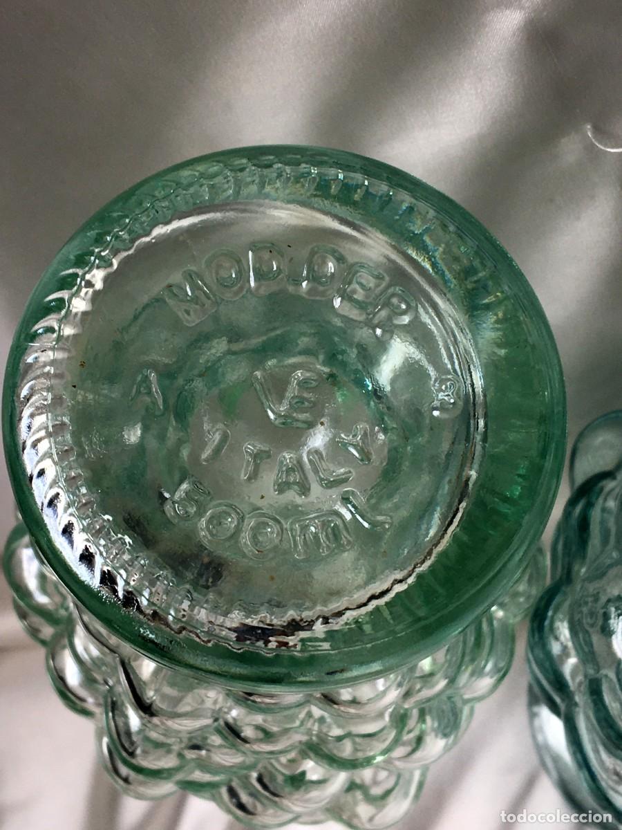 Botellas antiguas: Botella de cristal con uvas - Foto 2