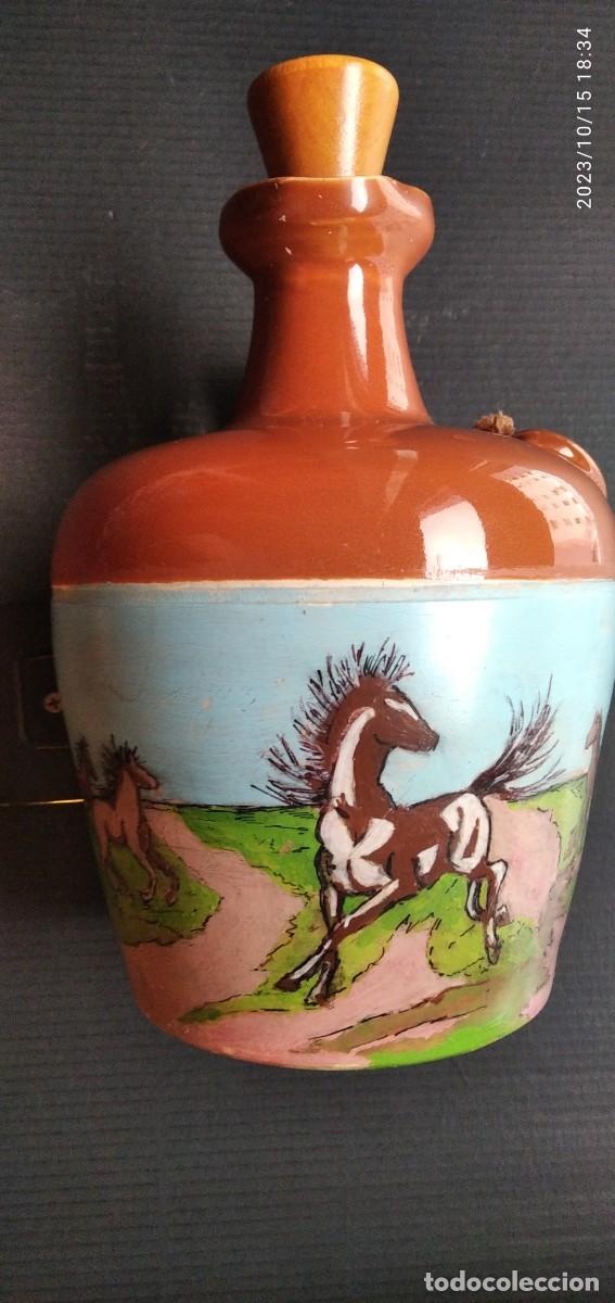 Botellas antiguas: CANECO WISKY DONALD FISHER (EDENBURGH) CERAMICA ESMALTADA,IMAGEN CABALLOS PINTADO (VER DESCRIPCI&Oacute;N)