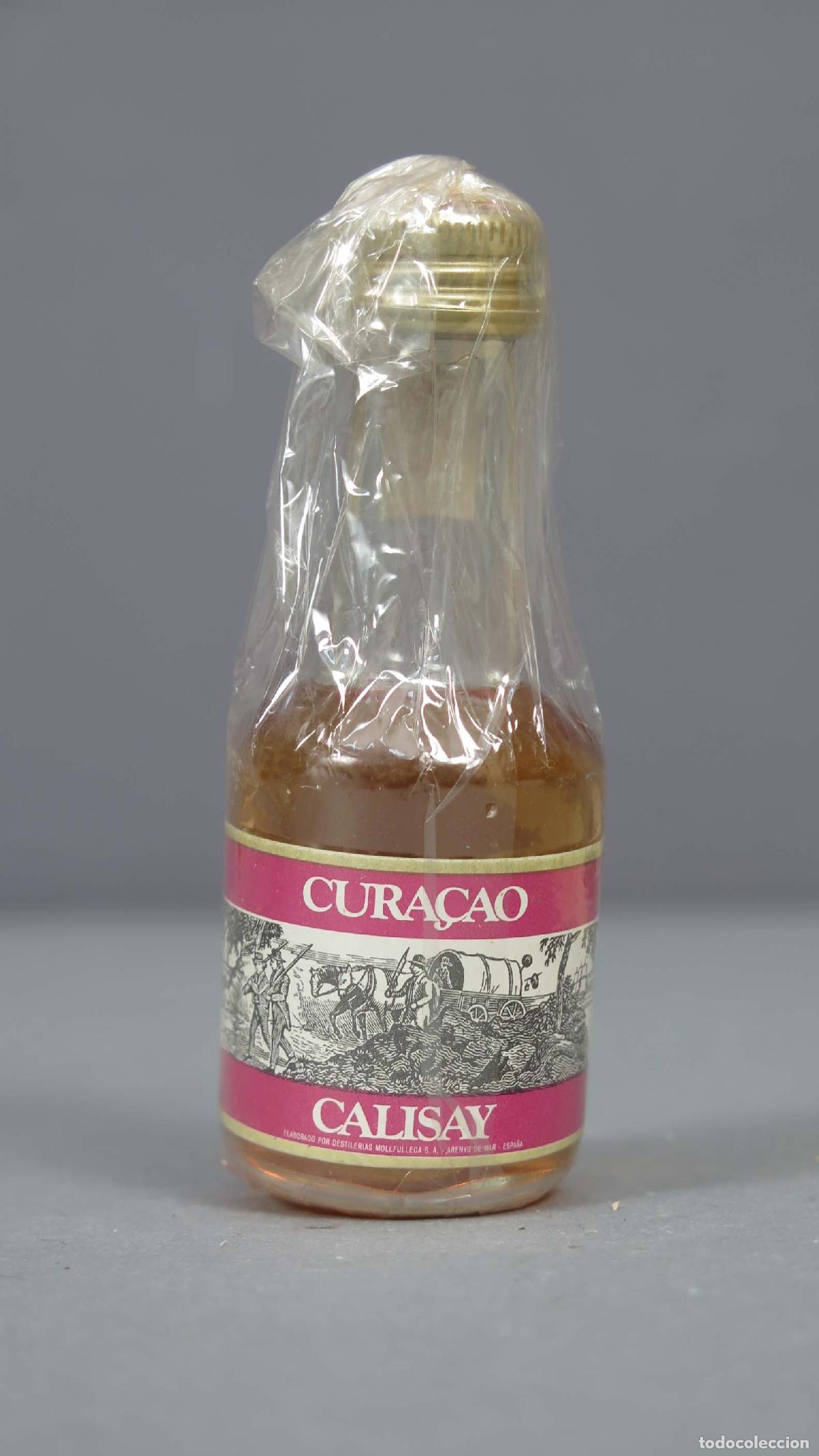 Botellas antiguas: BOTELLIN CALISAY CURA&Ccedil;AO - Foto 1