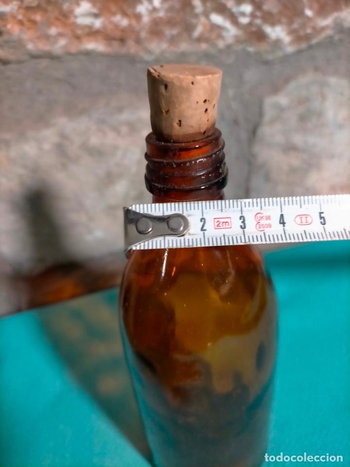 Botellas antiguas: Botella antigua de cristal marr&oacute;n de bebida - Foto 4