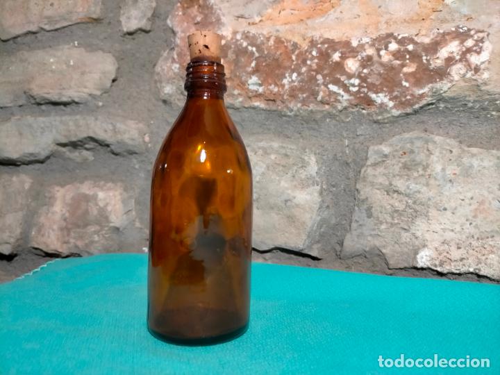 Botellas antiguas: Botella antigua de cristal marr&oacute;n de bebida - Foto 1