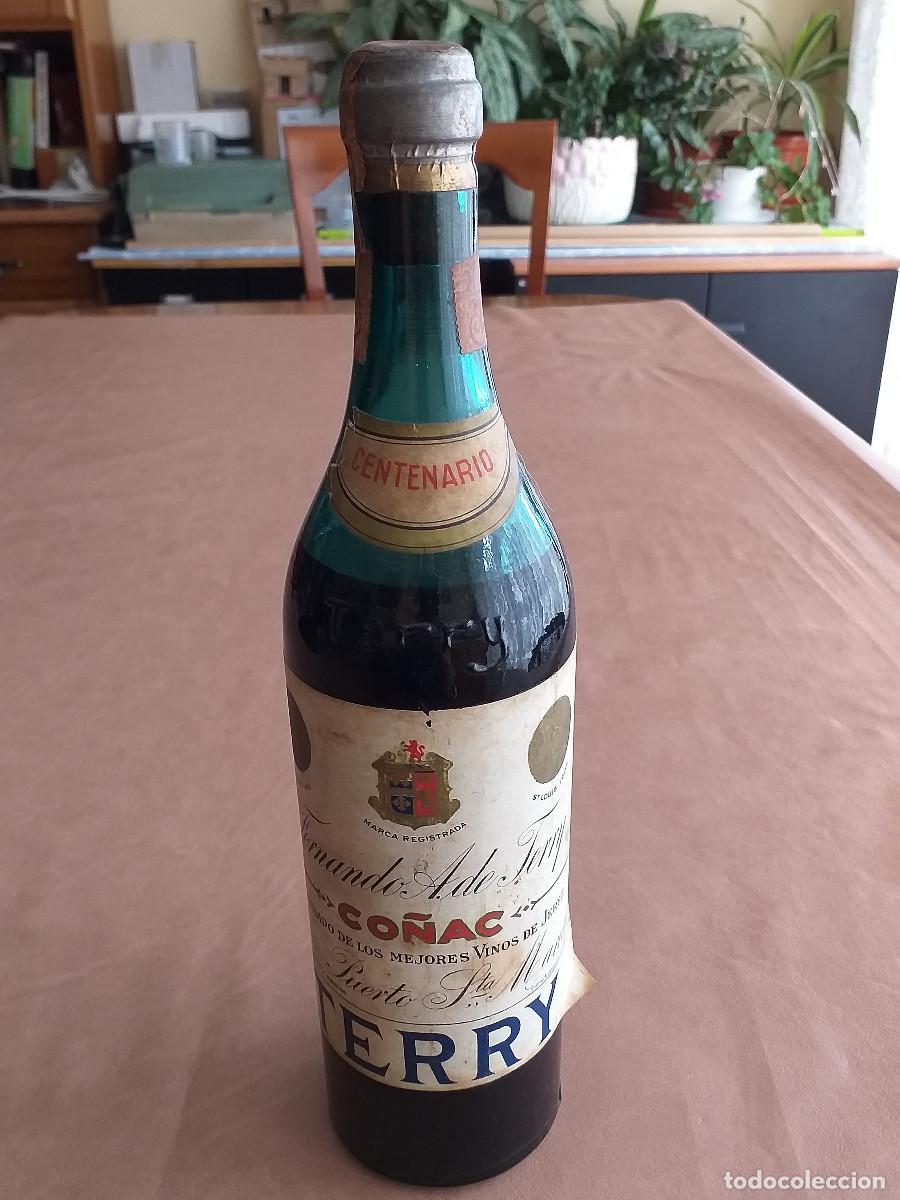 Botellas antiguas: Botella de Co&ntilde;ac Terry Puerto de Santamar&iacute;a - Foto 1