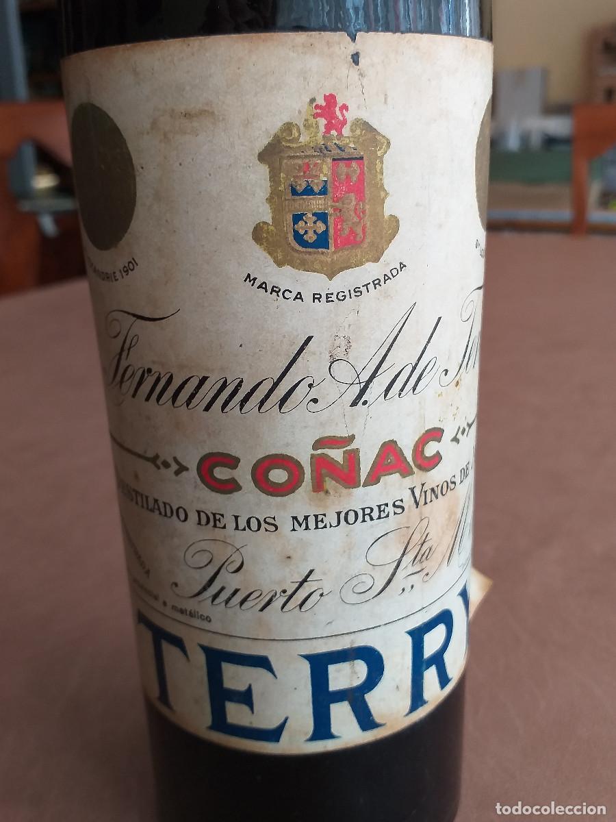 Botellas antiguas: Botella de Co&ntilde;ac Terry Puerto de Santamar&iacute;a - Foto 2