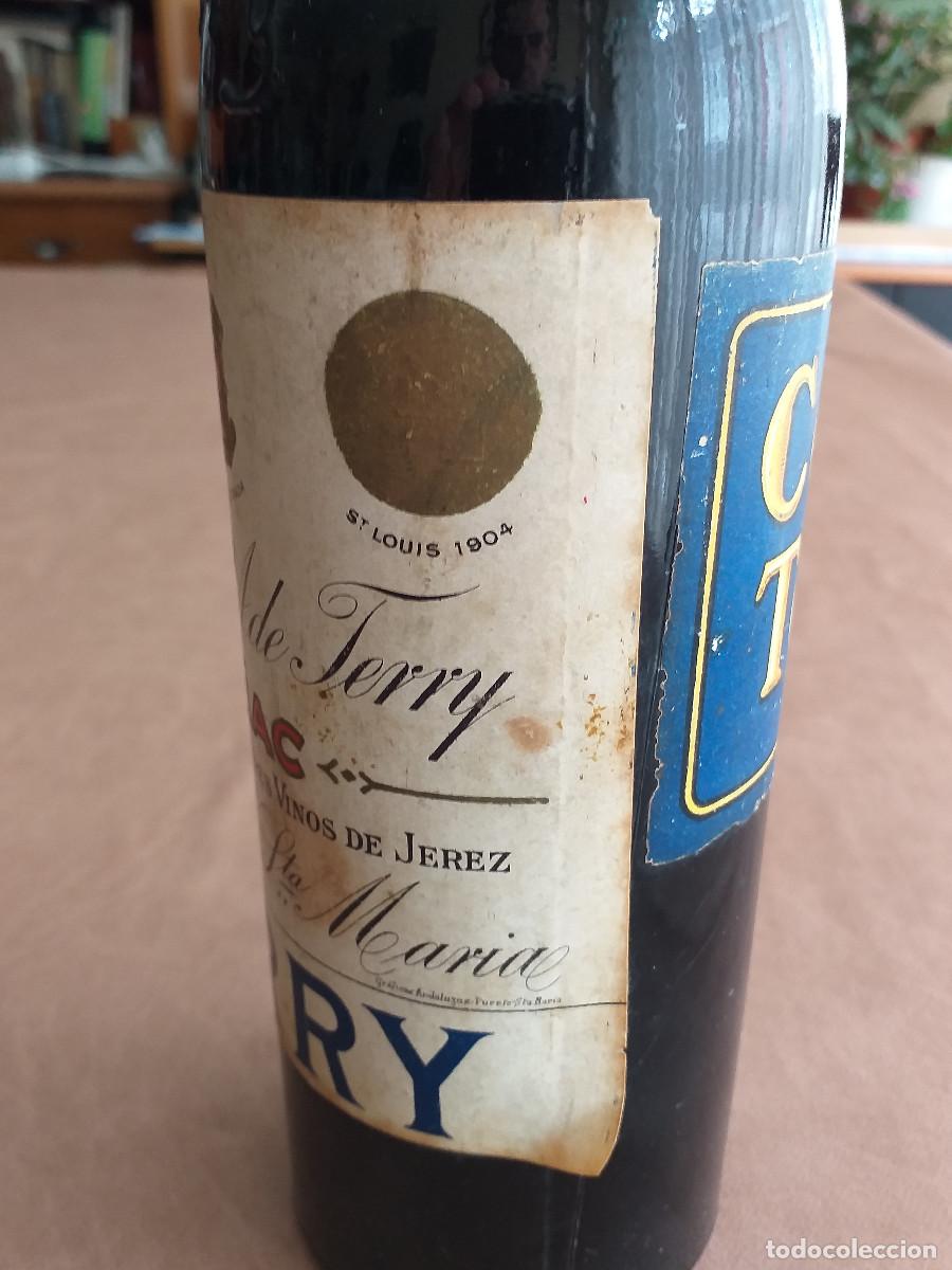 Botellas antiguas: Botella de Co&ntilde;ac Terry Puerto de Santamar&iacute;a - Foto 3