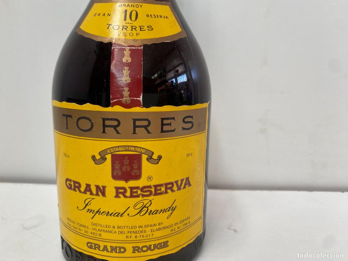 Botellas antiguas: BOTELLA BRANDY GRAN RESERVA TORRES 70CL PRECINTADA - Foto 2
