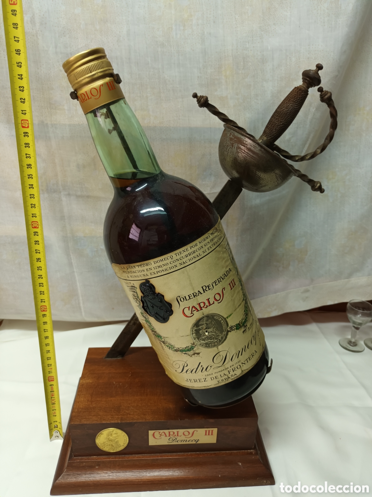 Botellas antiguas: Gran expositor Carlos III antiguo - Foto 4