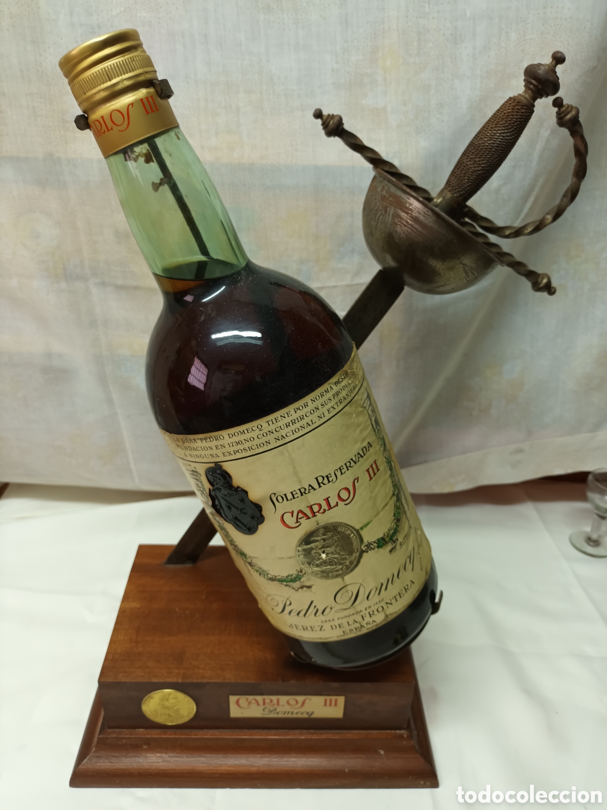 Botellas antiguas: Gran expositor Carlos III antiguo - Foto 1