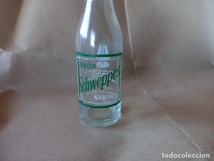Botellas antiguas: Botella de Schweppes lim&oacute;n naranja - Foto 2