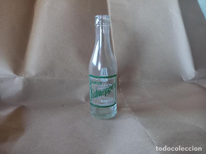 Botellas antiguas: Botella de Schweppes lim&oacute;n naranja - Foto 1