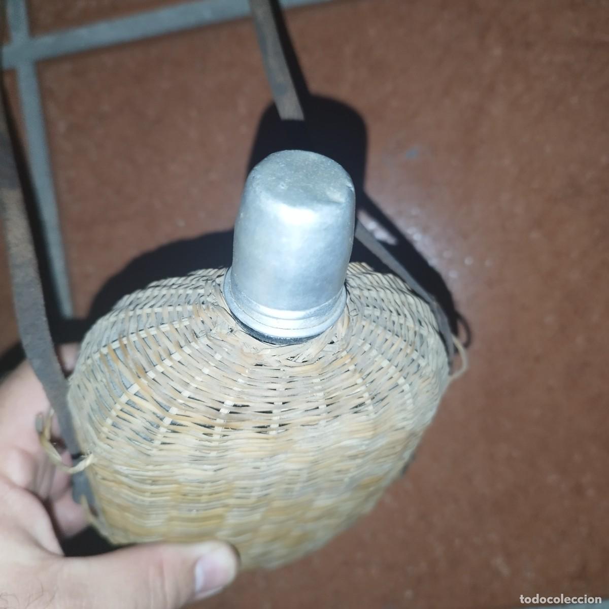Botellas antiguas: Antigua Cantimplora - Botella de Cristal Forrada de Mimbre - - Foto 4