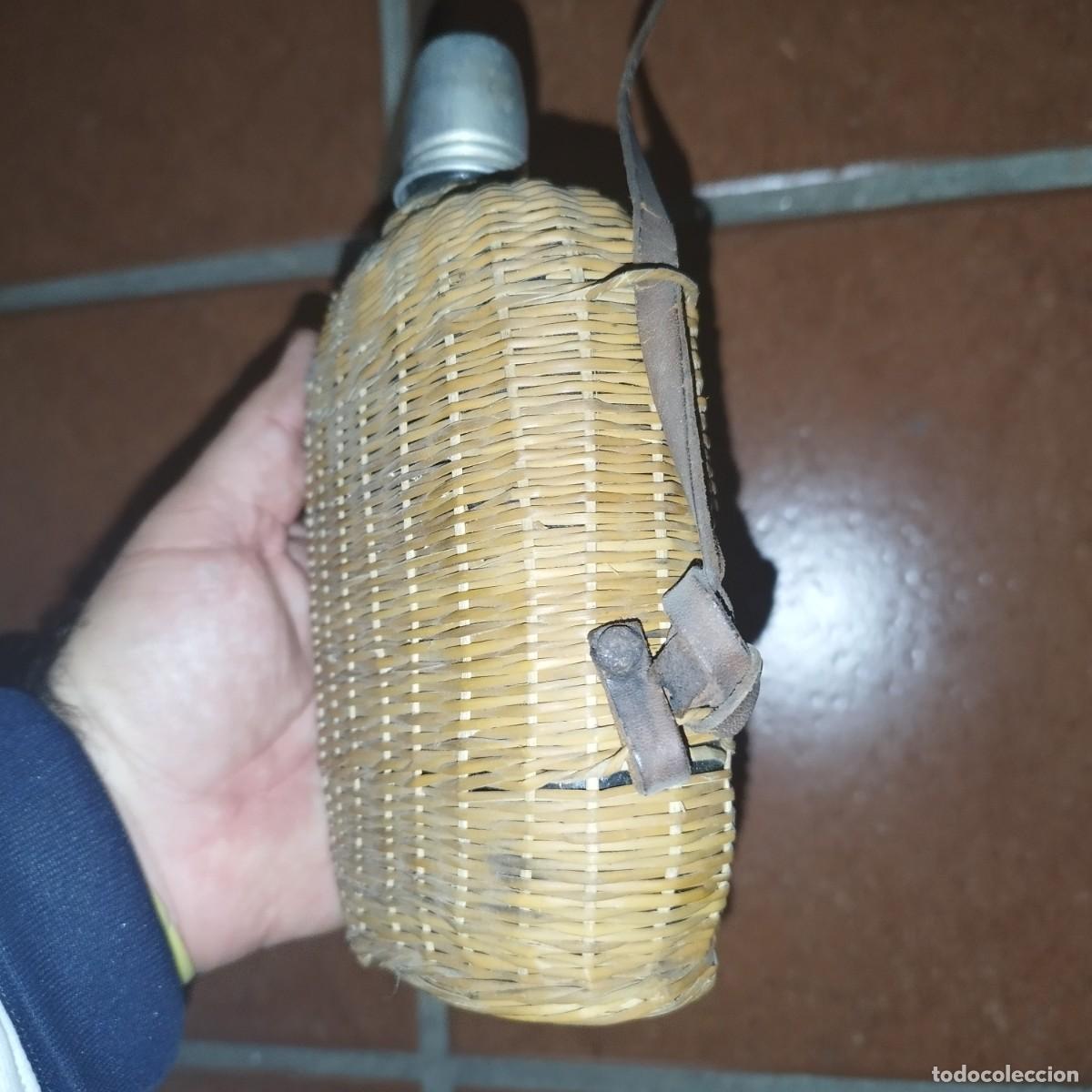 Botellas antiguas: Antigua Cantimplora - Botella de Cristal Forrada de Mimbre - - Foto 6