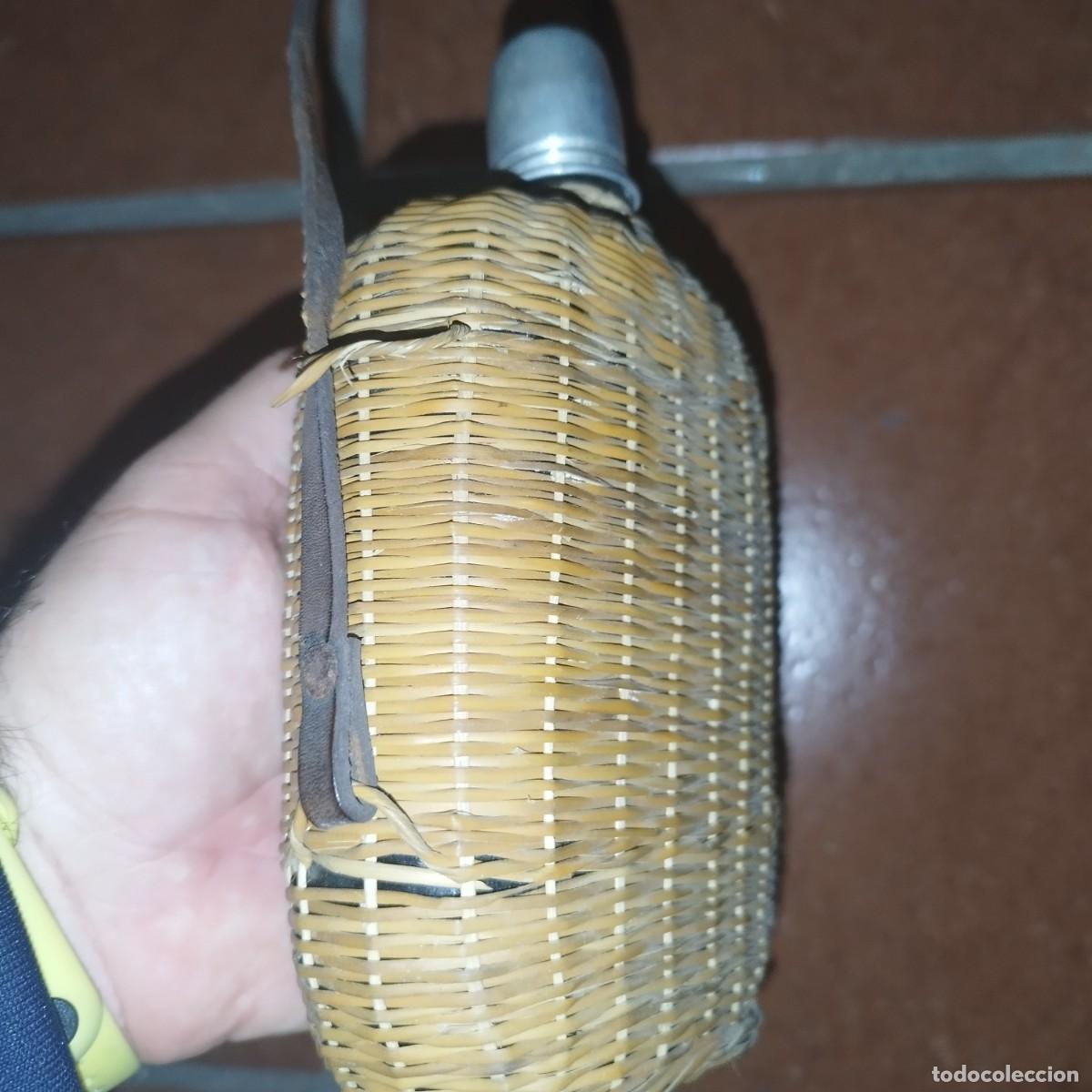 Botellas antiguas: Antigua Cantimplora - Botella de Cristal Forrada de Mimbre - - Foto 7