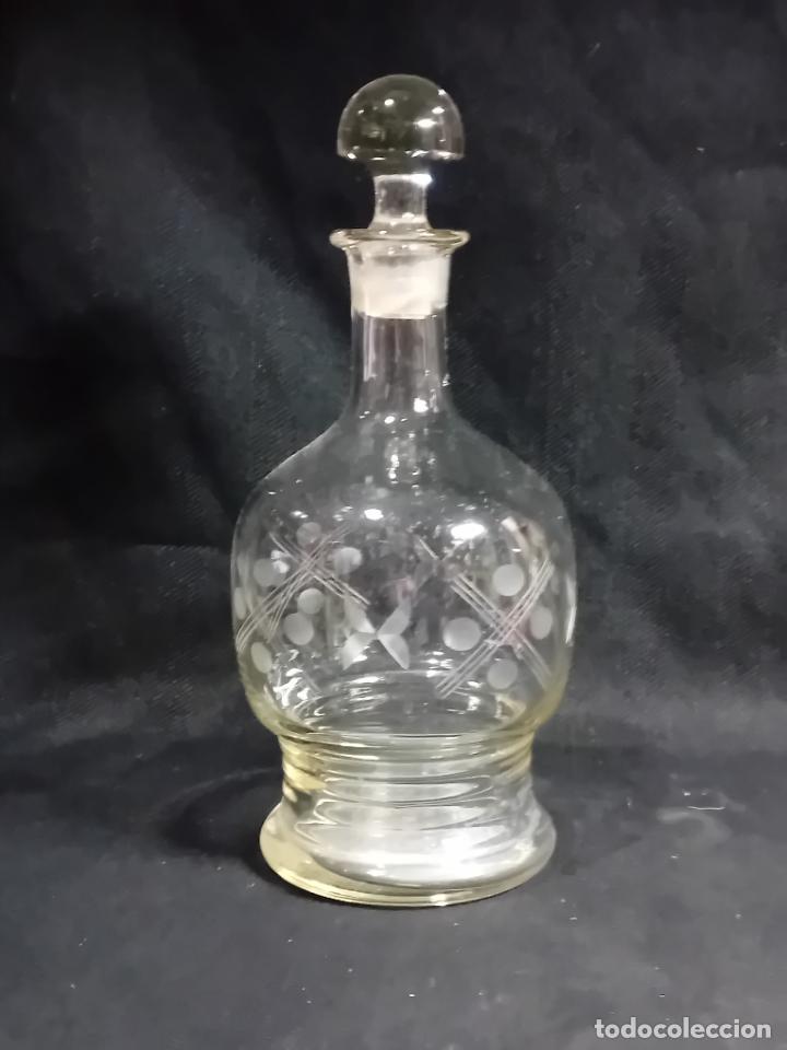 Botellas antiguas: BOTELLA DE CRISTAL TALLADO - Foto 1