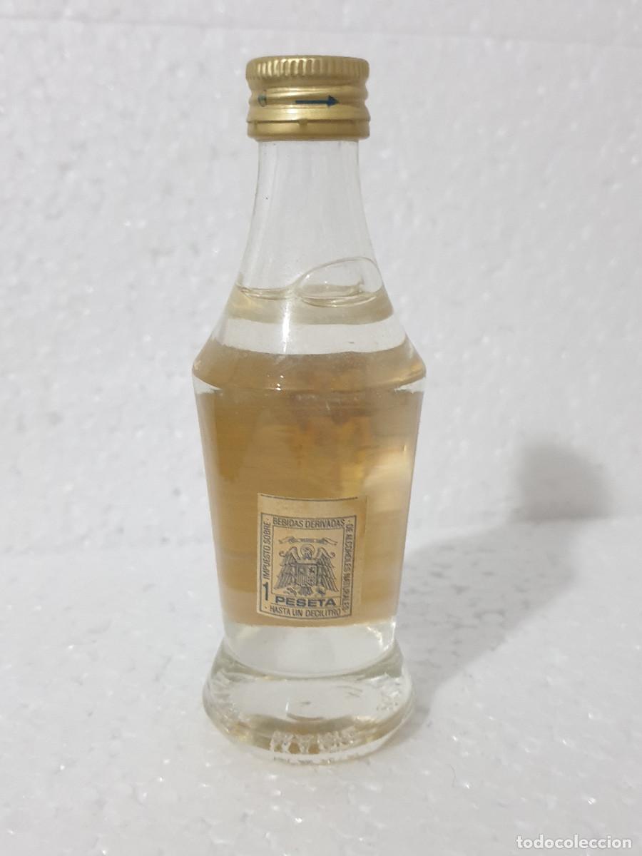 Botellas antiguas: BOTELLA COLECCI&Oacute;N MARIE BRIZARD - Foto 2