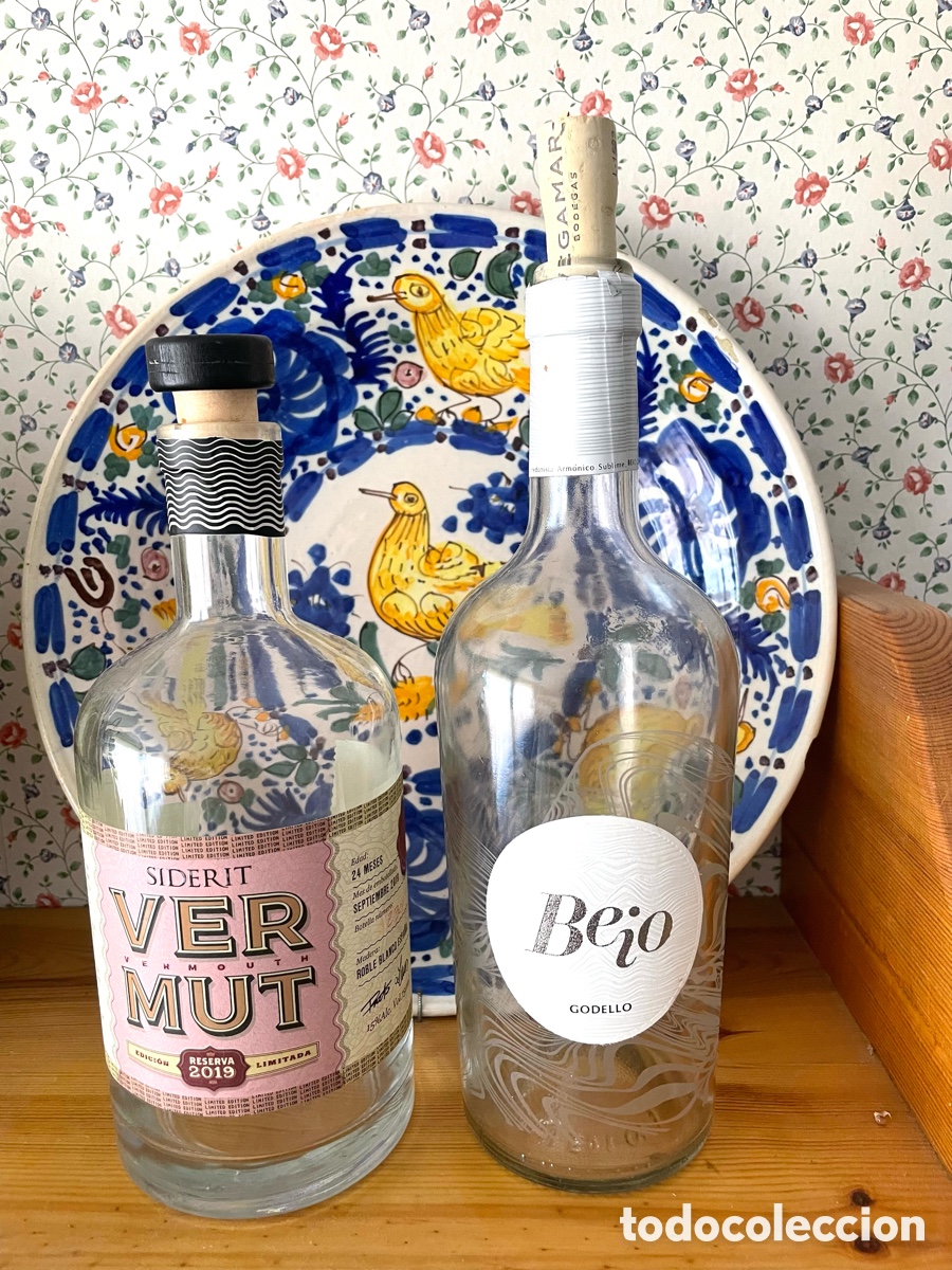 Botellas antiguas: 2 botellas vidrio bonitas - Foto 1