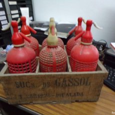 Bottiglie antiche: CAJA SERIGRAFIADA DOS LADOS MADERA CON 6 SIFONES GASSOL IGUALADA TODO INCLUIDO