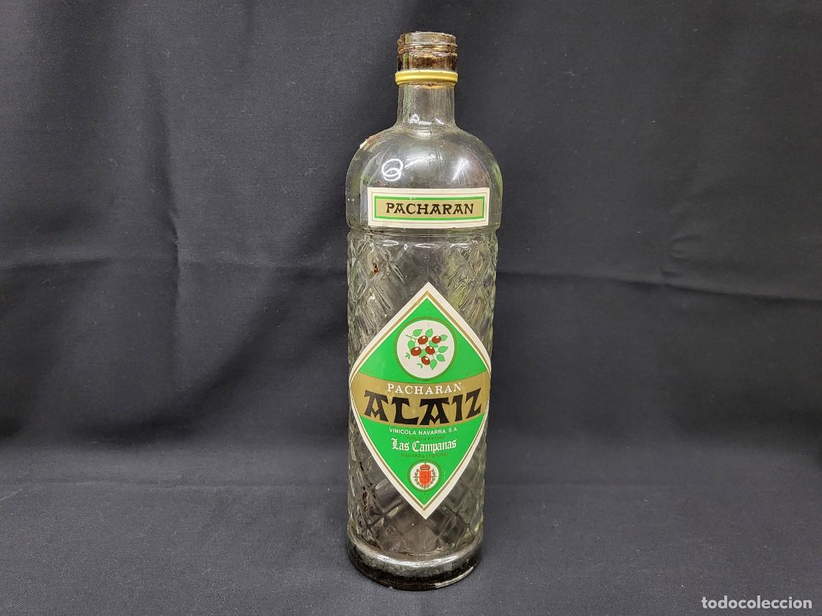 Botellas antiguas: BOTELLA VACIA DE PACHARAN ALAIZ , LAS CAMPANAS - Foto 1