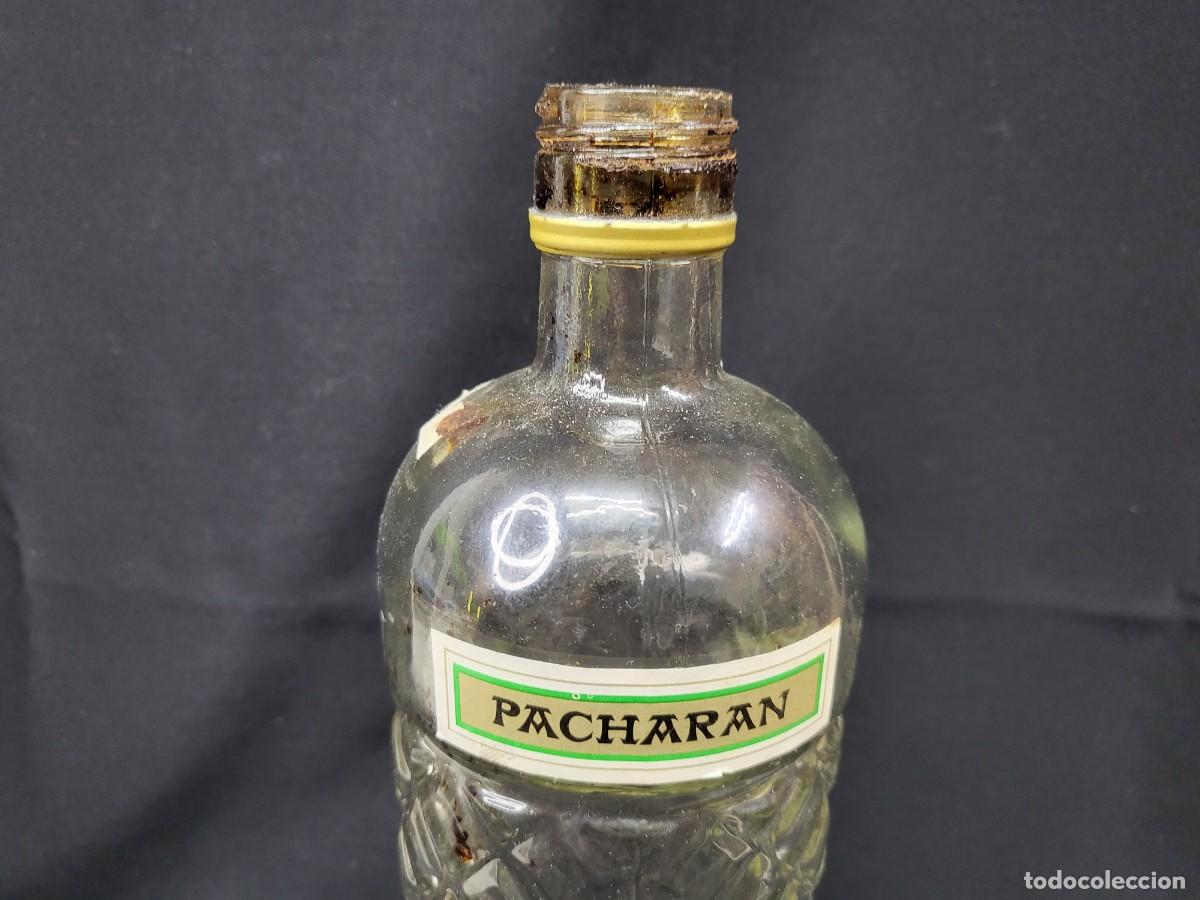 Botellas antiguas: BOTELLA VACIA DE PACHARAN ALAIZ , LAS CAMPANAS - Foto 2