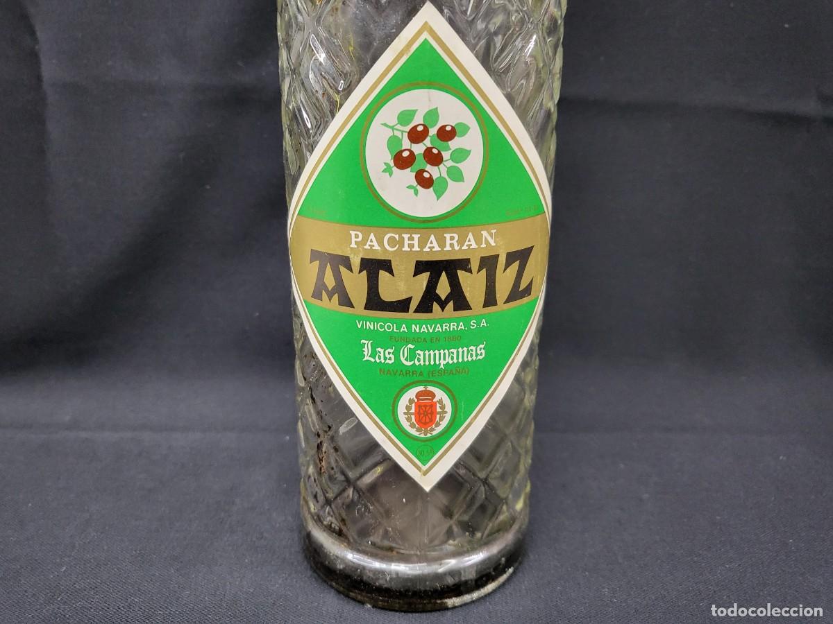 Botellas antiguas: BOTELLA VACIA DE PACHARAN ALAIZ , LAS CAMPANAS - Foto 3