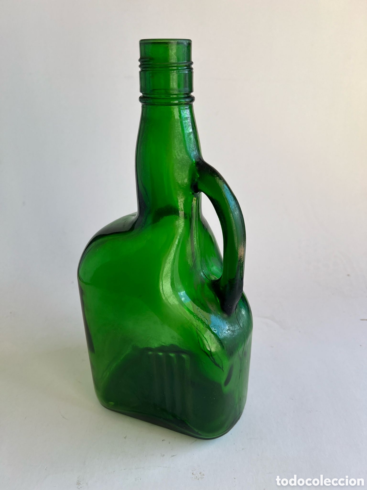 Botellas antiguas: Botella marcada en la base JUSTERINI & BROOKS. Vacia. Triangular. 32 ctms - Foto 3
