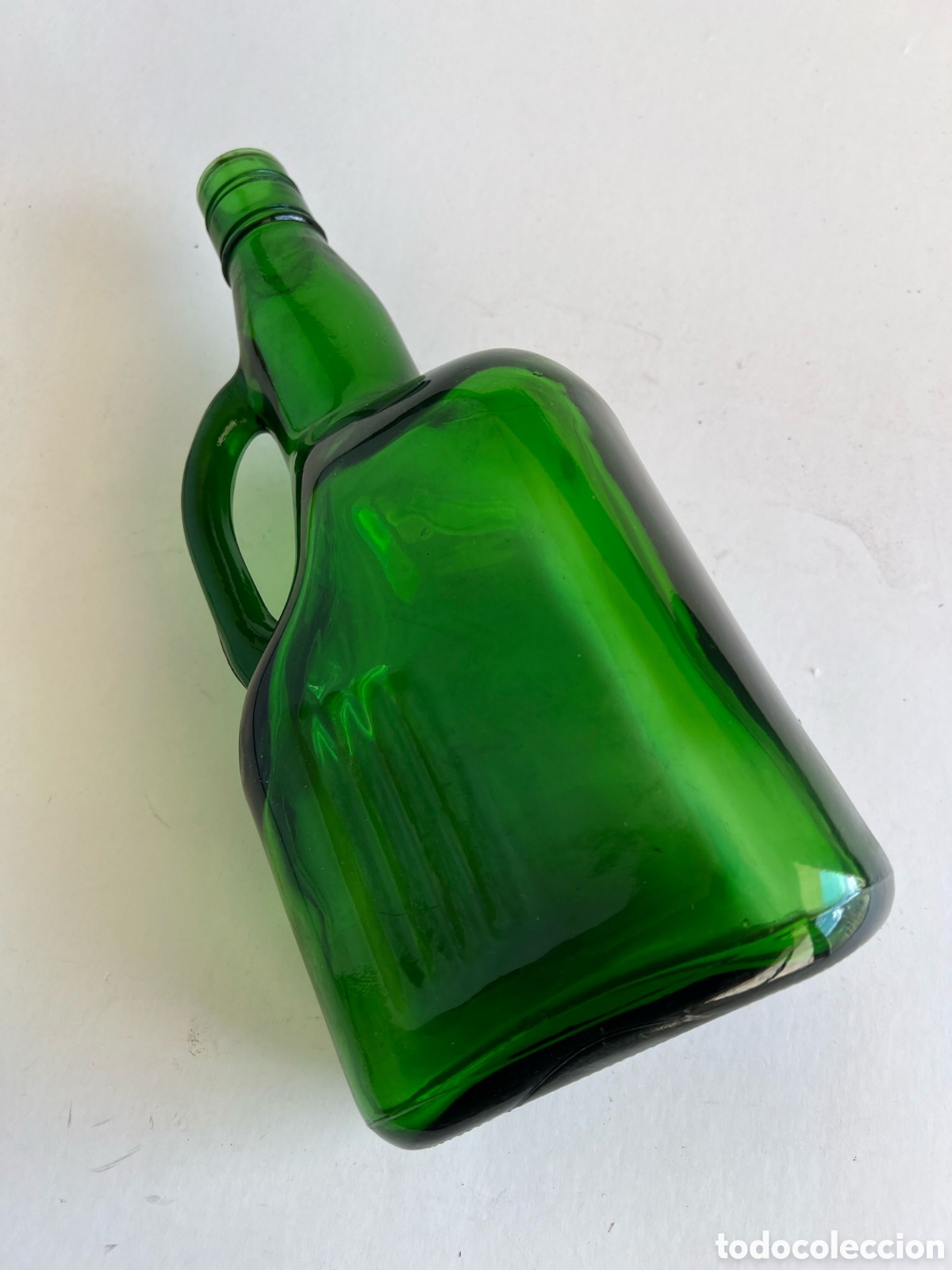 Botellas antiguas: Botella marcada en la base JUSTERINI & BROOKS. Vacia. Triangular. 32 ctms - Foto 4