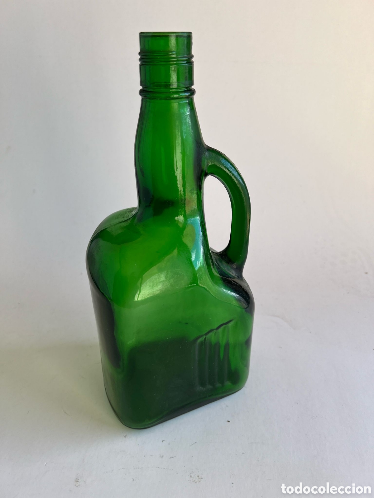 Botellas antiguas: Botella marcada en la base JUSTERINI & BROOKS. Vacia. Triangular. 32 ctms - Foto 1