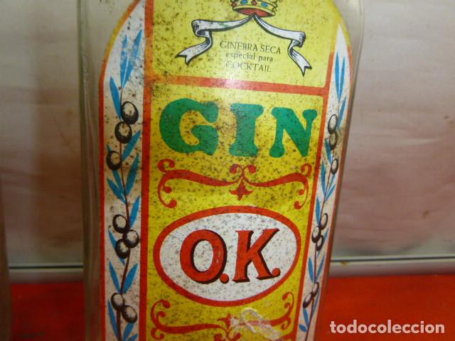 Botellas antiguas: DOS BOTELLAS GIN, OK. SOBRE PAPEL - Foto 2