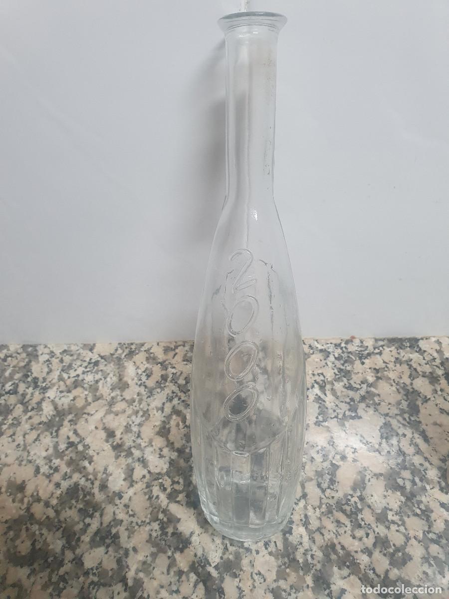 Botellas antiguas: BOTELLA. 2000 NUMEROS EN RELIEVE. - Foto 1