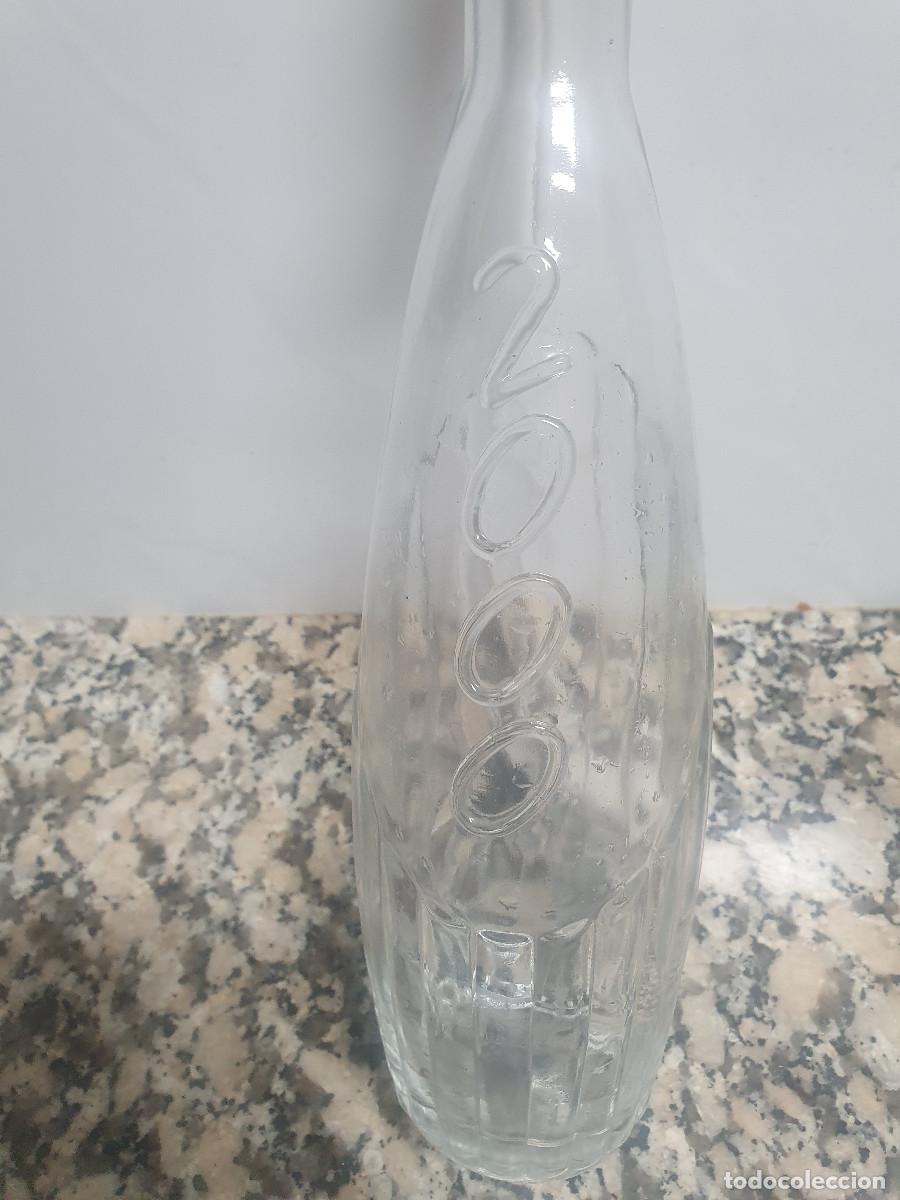 Botellas antiguas: BOTELLA. 2000 NUMEROS EN RELIEVE. - Foto 2