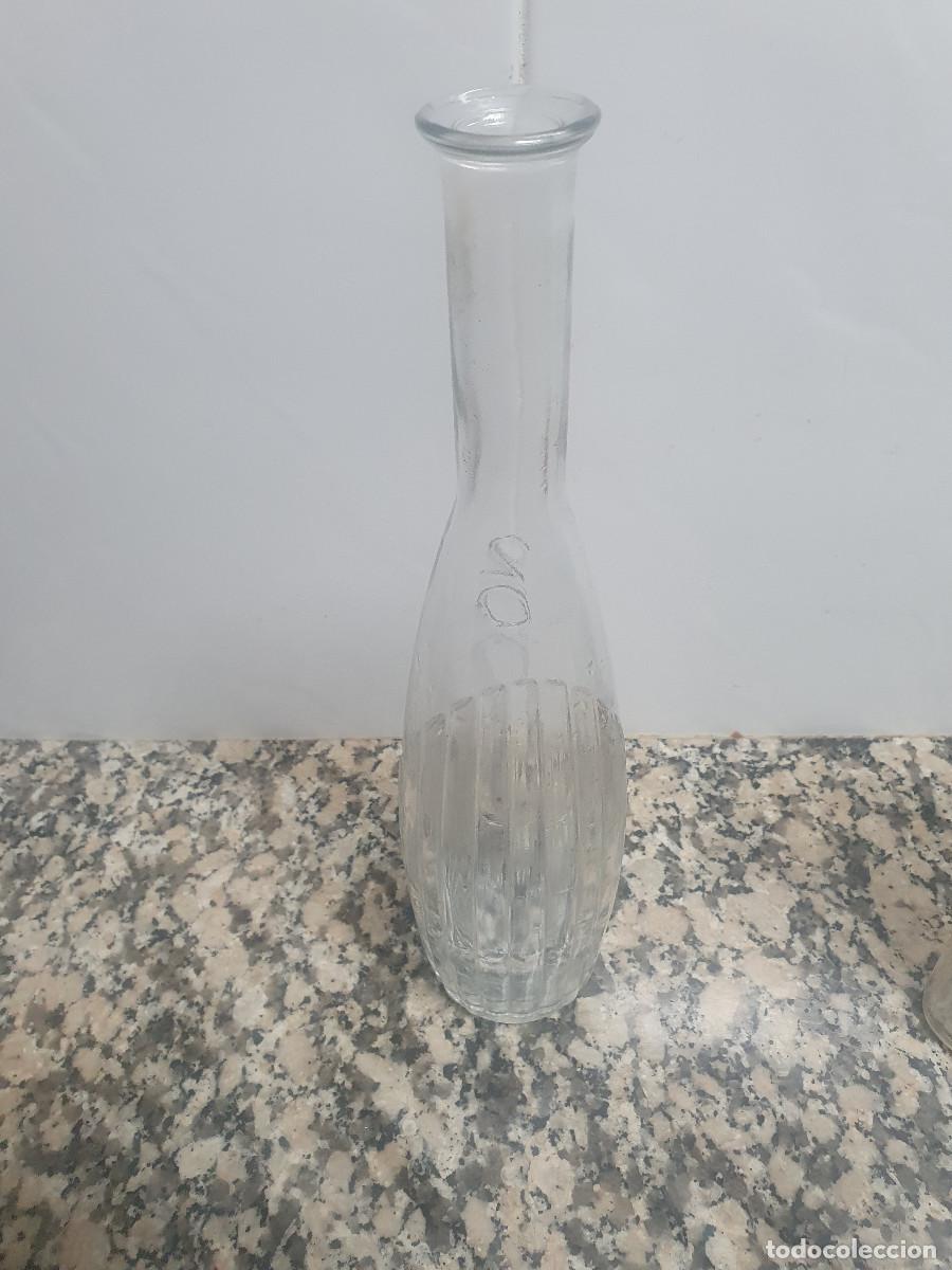 Botellas antiguas: BOTELLA. 2000 NUMEROS EN RELIEVE. - Foto 3